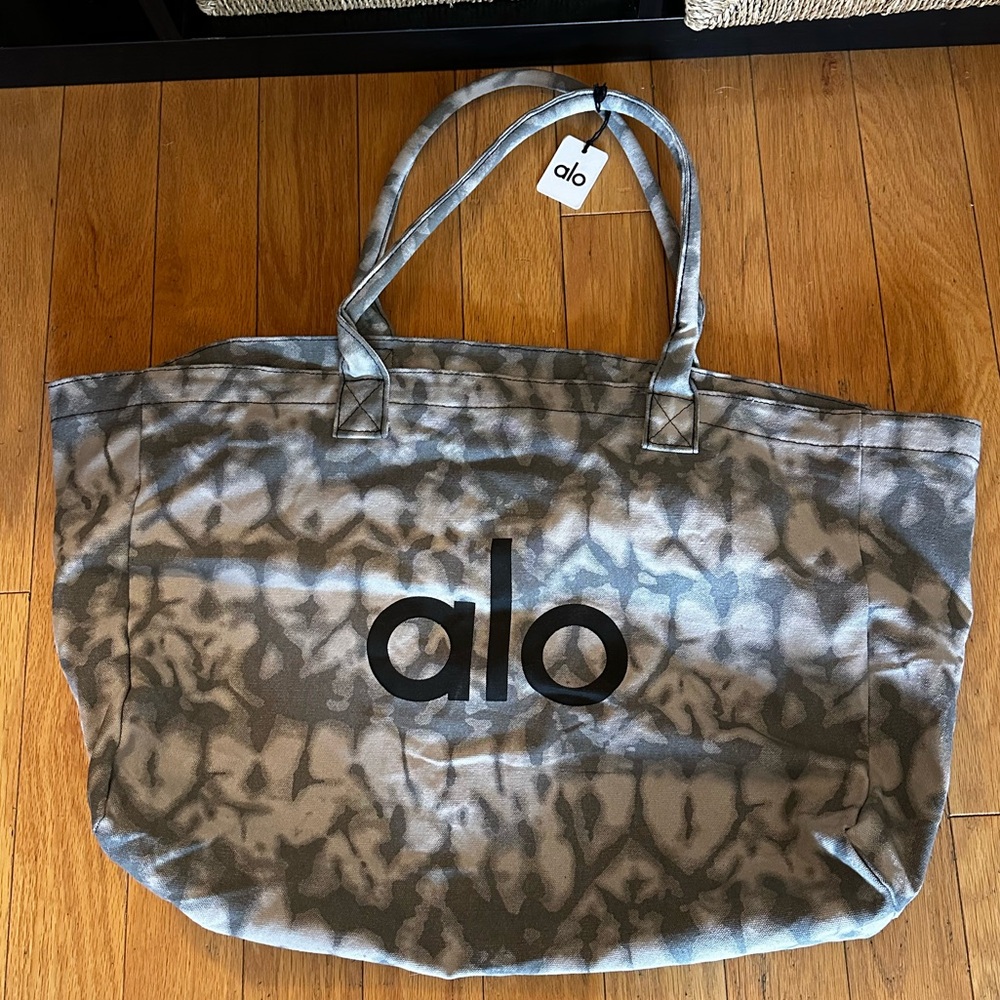 NWT Alo Yoga tote in gray tie-dye